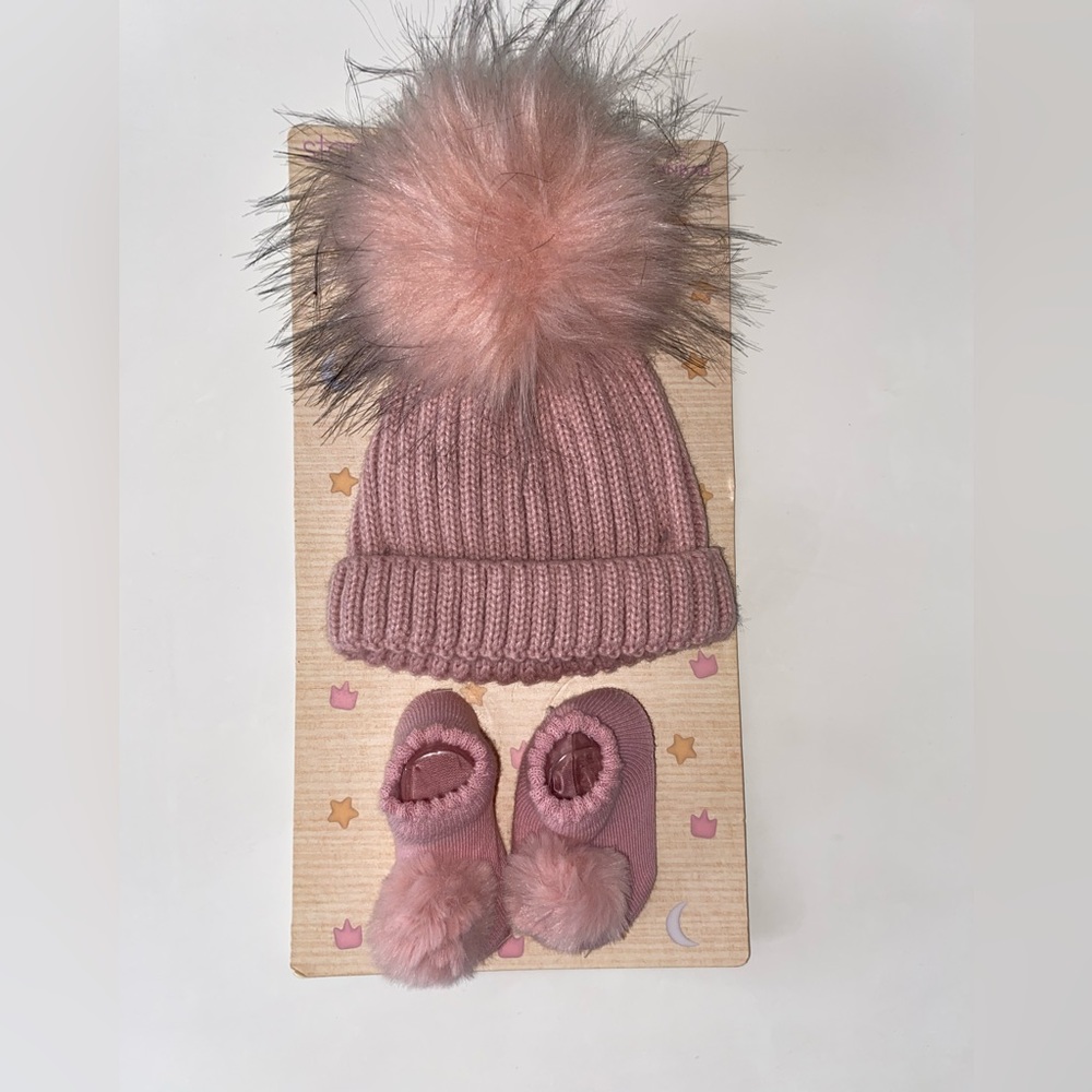 New | Baby 0-12 months knitted hat and socks with pompoms